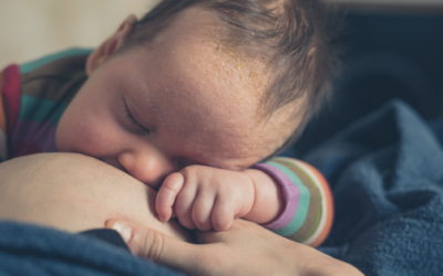 Moje dziecko zasypia przy piersi – czy powinnam się martwić?