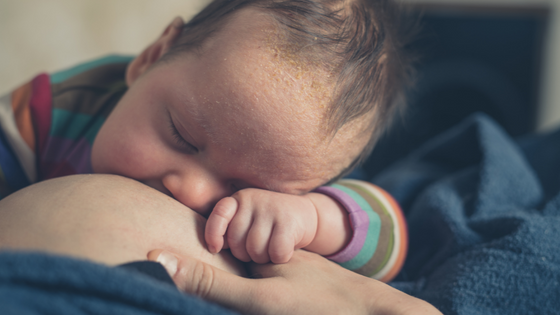 Moje dziecko zasypia przy piersi – czy powinnam się martwić?